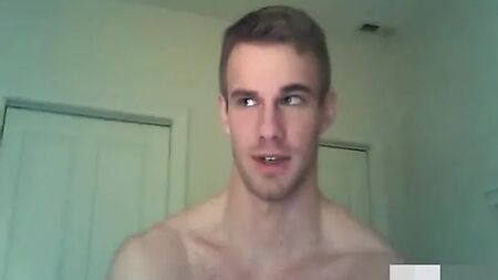 Chico guapo y heterosexual en la cámara con audio