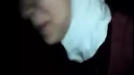 Una zorra árabe con hiyab y su novio en el coche