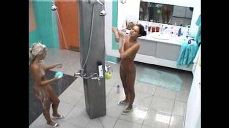 Gran Hermano 4 Polonia - Paulina W, Kasia S desnudas - ducha (2007)