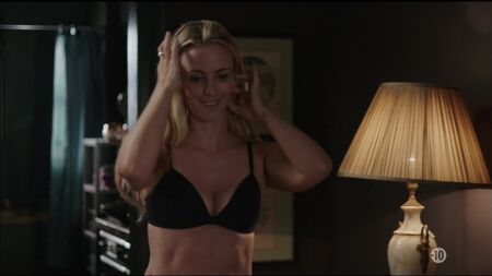 Escena de sexo con Miranda Raison desnuda - Spotless, temporada 1, episodio 2 (2015) HDTV 1080p
