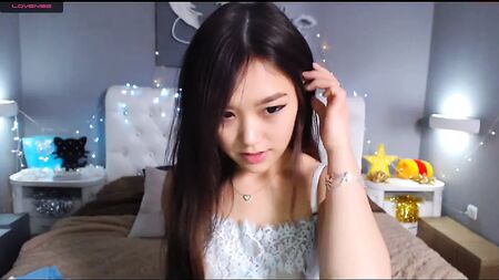 A esta guapa modelo japonesa de webcam le gusta masturbarse desnuda ante la cámara