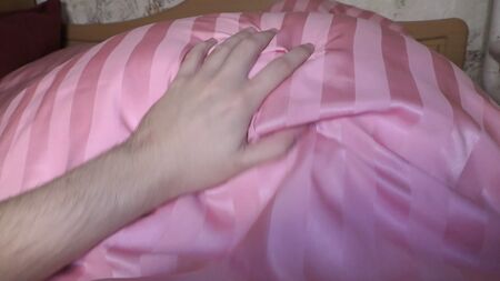 ¡Frotar en secreto acaba en un creampie oculto y no deseado dentro del coño!