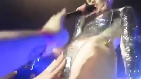 La descarada Miley Cyrus deja que sus fans le toquen el coño