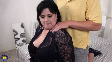 Una madura BBW de tetas grandes y naturales le hace una mamada y se folla a un chaval