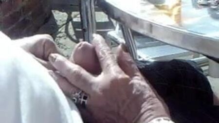 Masturbación en el Café Pandora y polvo en una mesa de picnic al aire libre