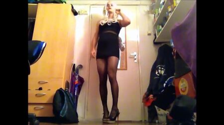 La sexy Sasha con un vestido negro