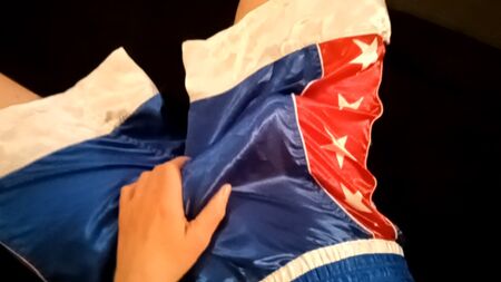 corrida en unos calzoncillos bóxer de satén con paja