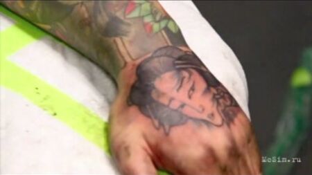 Tatuajes de caras japonesas en la mano - Máquinas de tatuar McSim - Máquinas de tatuar Excalibur