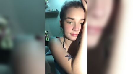 Chica sexy haciéndose selfies en sujetador.mp4
