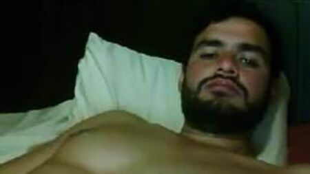 Un tío guapo con barba masturbándose