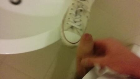 Correrse en las zapatillas Converse All-Star blancas de una enfermera mientras está trabajando