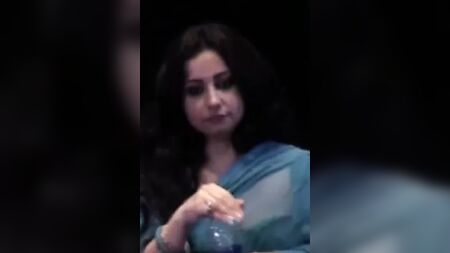 Divya Dutta mostrando sus grandes pechos en público