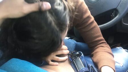 Mi primera mamada en el coche. Estaba nerviosa
