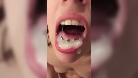 Una zorra asquerosa se mete en la boca un buen bocado de pegamento espeso y grumoso