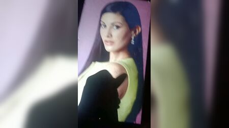 Mi pequeña Amyra Dastur: un tributo picante (corrida y escupitajos)