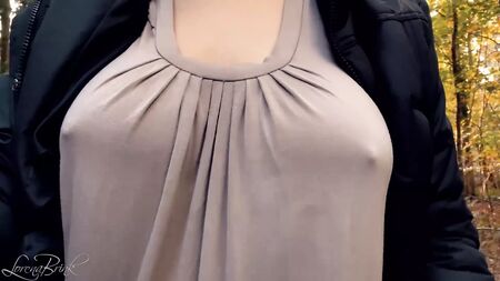 Pezones duros que se marcan a través de la camiseta, por fuera. (pequeño adelanto)