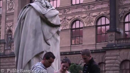 Una guapa adolescente follando en plena calle, junto a una famosa estatua