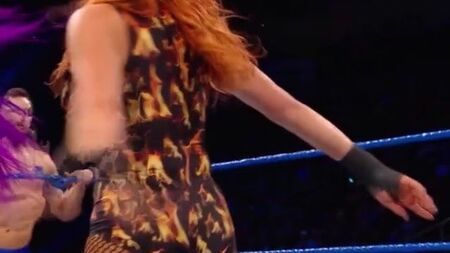 WWE - A Becky Lynch le queda muy bien el culo