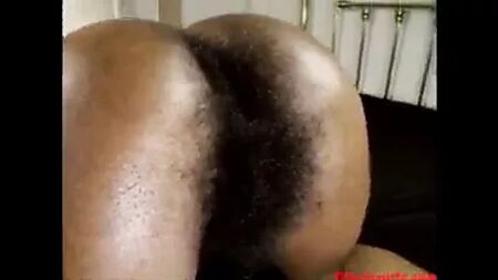 Harley Love, una mujer de ébano y vello abundante