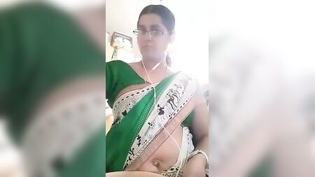 Una profesora tamil muy sexy le enseña las tetas y el ombligo a su novio