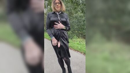Vestido de satén negro, masturbación con el clítoris