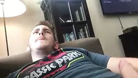 ¡Qué chico más sexy! Una forma diferente de masturbarse