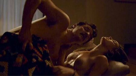 Escena de sexo con Adria Arjona desnuda en «Narcos» - ScandalPlanetCom