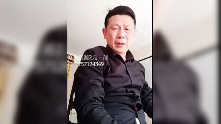 Un apuesto hombre chino con traje