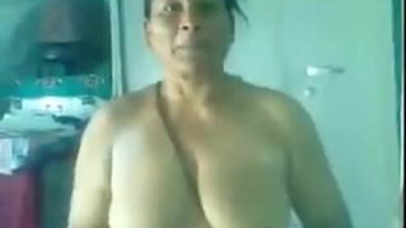 La vieja conejita de Amma, de 70 años, se la folla a fondo su joven novio