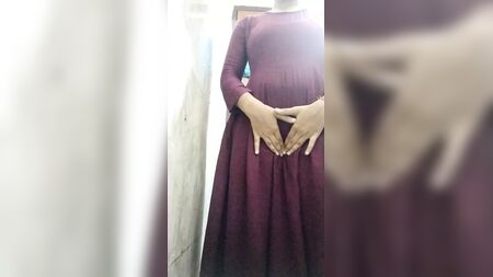 Una chica india desi se baña después de la universidad y se masturba por el ano
