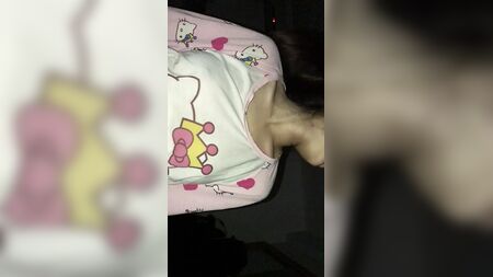 Chica china bajita en pijama 1