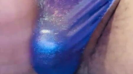 Juego con el bulto de un tanga de satén morado