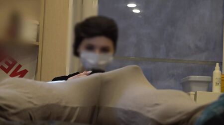 Se le ve el bulto en la entrepierna durante una cita con la esteticista