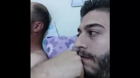 Dos amigos turcos heterosexuales se ponen cachondos y se pajean en Periscope