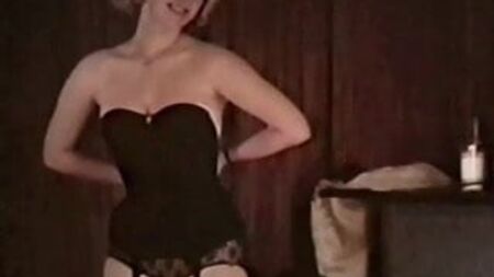 BIG SPENDER - Lencería vasca vintage de una rubia de striptease