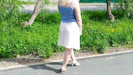 Mujer sexy con un vestido ligero y sin sujetador
