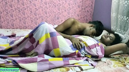 ¡Sexo ardiente a medianoche con una bhabhi de tetas grandes! Sexo indio