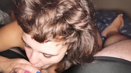 Una puta con corte de pelo «mullet» se la chupa a un tío con un body