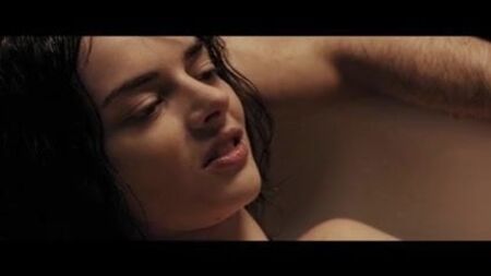 Samara Weaving y Carly Chaikin en escenas de desnudos y de sexo