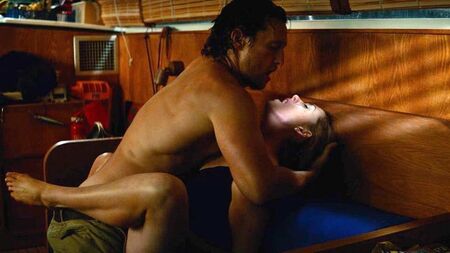 Escena de sexo de Anne Hathaway en «Serenity» en ScandalPlanet.Com