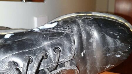 Las botas Dr. Martens cubiertas de semen