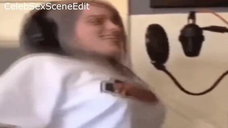 Billie Eilish: juego con las tetas