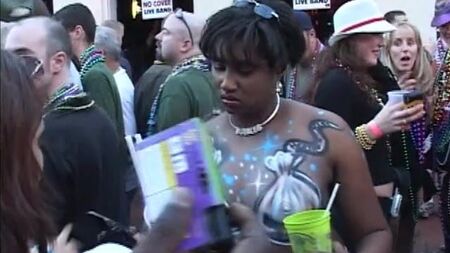 Las chicas enseñan las tetas a cambio de cuentas en el Mardi Gras