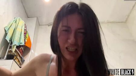 Una preciosa MILF se corre a chorros sobre una polla
