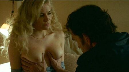 Escena de Riley Keough en topless en ScandalPlanet.Com