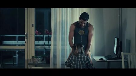 Escena de sexo oral: Introducción a una residencia de ancianos