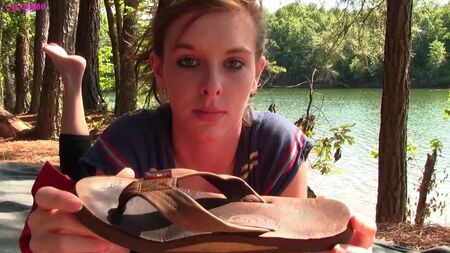 Amy posando con unas sandalias arcoíris AVANCE