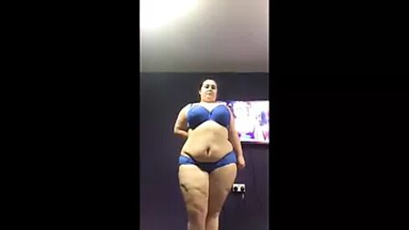 Desnudo de una chica rellenita