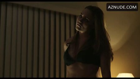Alice Kremelberg en la película de 2014 con braguitas de satén negro