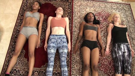 Grupo interracial de lesbianas cachondas: orgía lésbica con múltiples participantes